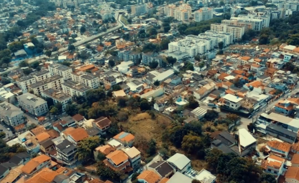 rio+-residencial-clube-pechincha-soniaferreiraimoveisrj.com.br-imagem-aérea-terreno-bairro